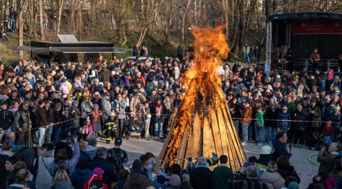 Osterfeuer am Flensburger Hafen Osterfeuer in Flensburg