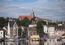 Eine schwimmende Lesung am Flensburger Hafen