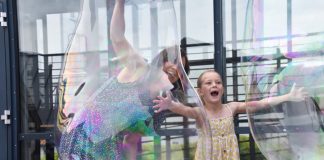 Schillernde Riesen in der Phänomenta Flensburg Phänomenta