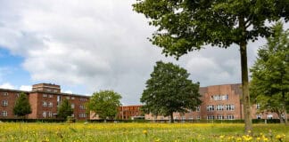 Traditionsreiche Flensburger Kaserne wird zum zeitgemäßen Ausbildungszentrum Traditionsreiche Flensburger Kaserne wird zum zeitgemäßen Ausbildungszentrum