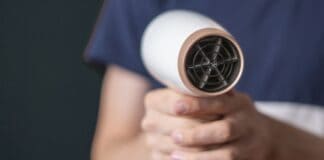 Haare sicher föhnen: Tipps zum Kauf und Gebrauch von Haartrocknern Haare sicher föhnen: Tipps zum Kauf und Gebrauch von Haartrocknern