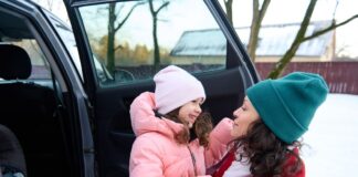 ACV Tipps: Mit dieser Winterkleidung reisen Kinder sicher im Auto ACV Tipps: Mit dieser Winterkleidung reisen Kinder sicher im Auto