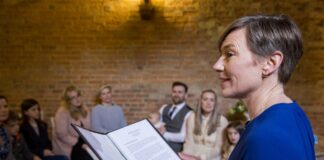 Zwei freie Trauerrednerinnen erzählen frei Zwei freie Trauerrednerinnen erzählen frei