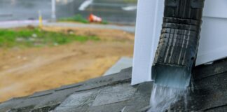 Glatteisgefahr – tropfende Dachrinne schnell reparieren Glatteisgefahr - tropfende Dachrinne schnell reparieren