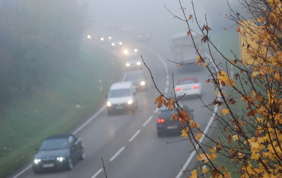 Bei Nebel nicht blind auf die Lichtautomatik verlassen