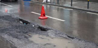 Schlaglöcher im Frühjahr: Wer zahlt für Schäden am Fahrzeug? Schlaglöcher im Frühjahr: Wer zahlt für Schäden am Fahrzeug?