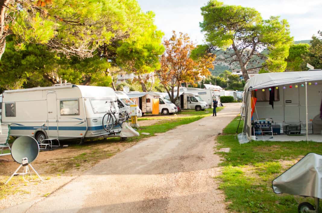 Urlaubstrend Wohnmobil: gut abgesichert auf Tour und Campingplatz