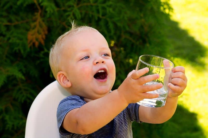 Babys richtig vor Hitze schützen