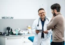 Rücken kaputt durch Sitzen? Wie der Alltag unsere Wirbelsäule ruiniert Rücken kaputt durch Sitzen? Wie der Alltag unsere Wirbelsäule ruiniert