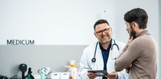 Rücken kaputt durch Sitzen? Wie der Alltag unsere Wirbelsäule ruiniert Rücken kaputt durch Sitzen? Wie der Alltag unsere Wirbelsäule ruiniert