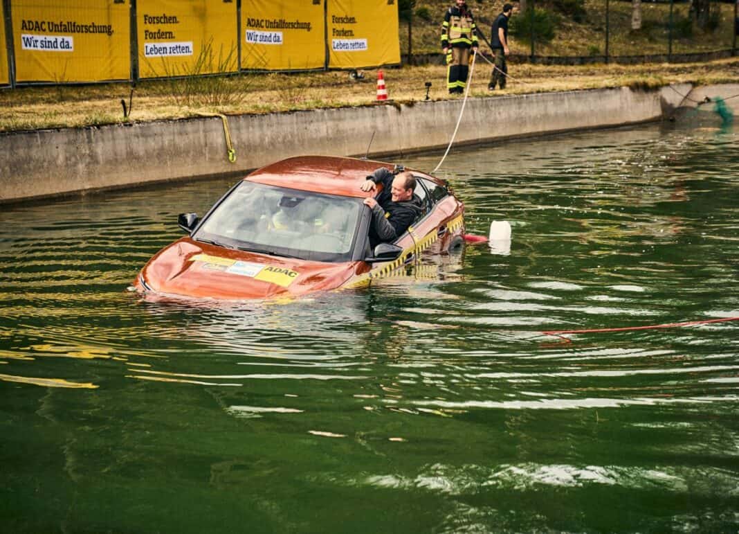 ADAC testet in einzigartigem Versuch das Sinkverhalten von Elektroauto und Verbrenner-Pkw