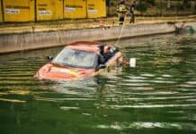 ADAC testet in einzigartigem Versuch das Sinkverhalten von Elektroauto und Verbrenner-Pkw ADAC testet in einzigartigem Versuch das Sinkverhalten von Elektroauto und Verbrenner-Pkw