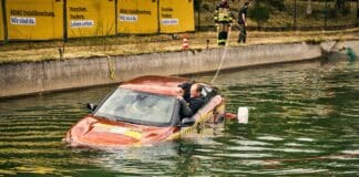 ADAC testet in einzigartigem Versuch das Sinkverhalten von Elektroauto und Verbrenner-Pkw ADAC testet in einzigartigem Versuch das Sinkverhalten von Elektroauto und Verbrenner-Pkw