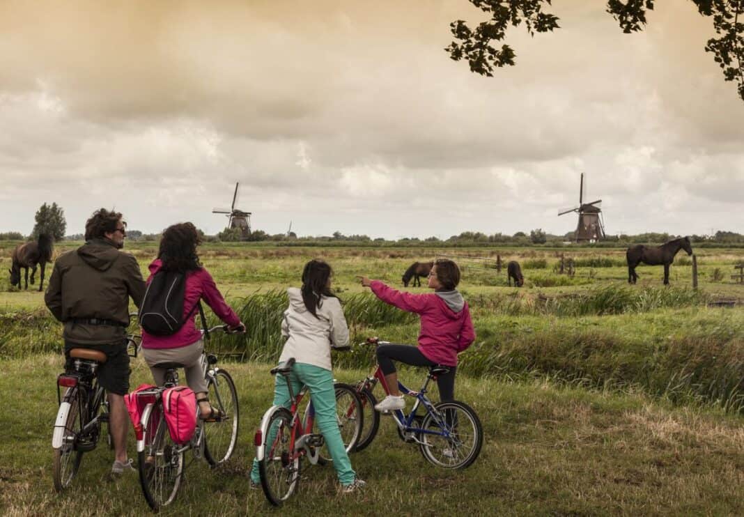 Family with two children on bikes, Kinderdijk, Olanda, Amsterdam Rauf aufs Rad – echt nordische Sommertouren