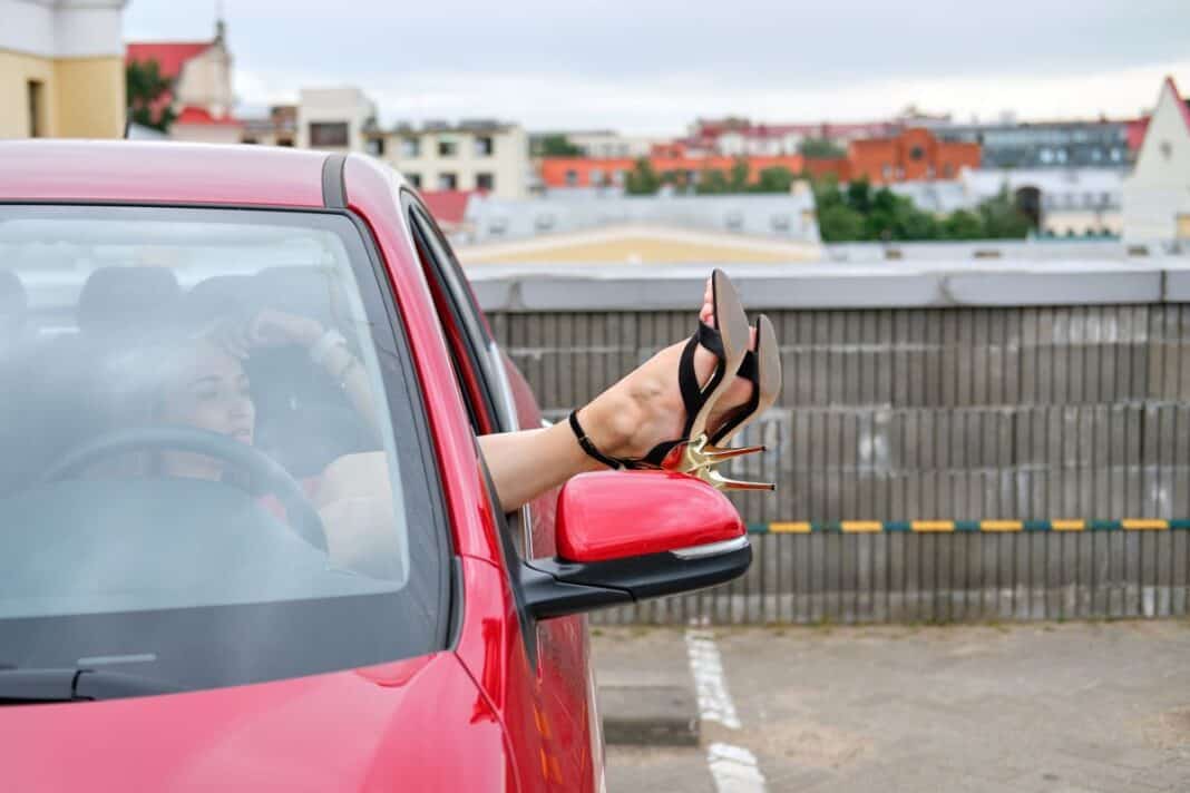 Flip-Flops, High Heels oder oben ohne: Was ist am Steuer erlaubt?