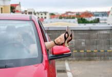 Flip-Flops, High Heels oder oben ohne: Was ist am Steuer erlaubt? Flip-Flops, High Heels oder oben ohne: Was ist am Steuer erlaubt?