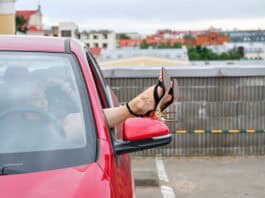 Flip-Flops, High Heels oder oben ohne: Was ist am Steuer erlaubt? Flip-Flops, High Heels oder oben ohne: Was ist am Steuer erlaubt?