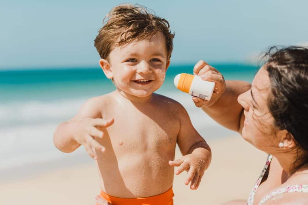 Sonnenschutz für Kinder: Was Eltern jetzt wissen müssen