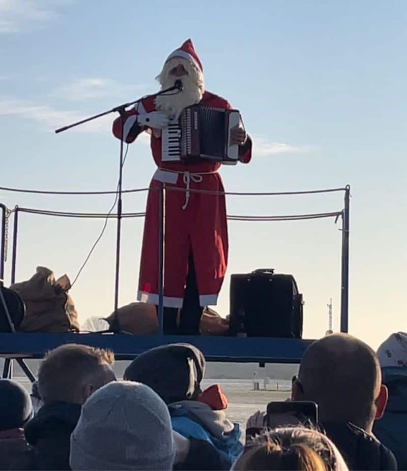 Der Nikolaus landet am Flensburger Flugplatz