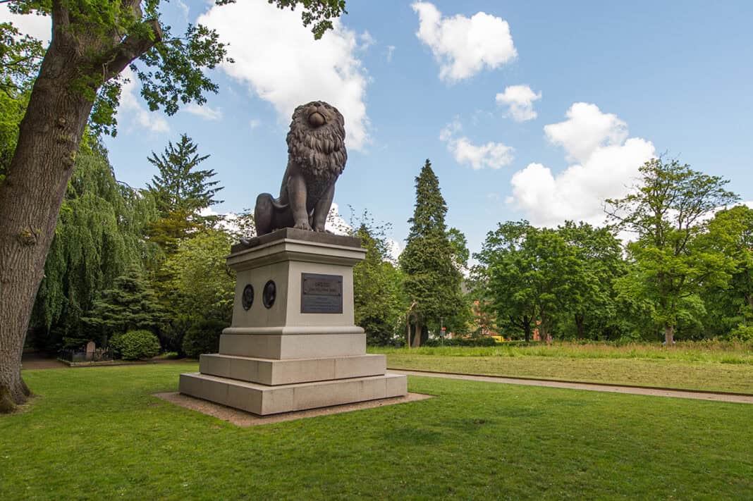 Idstedt-Löwe auf dem Alten Friedhof in Flensburg-BenjaminNolte Stadtführungen in Flensburg im November 2025