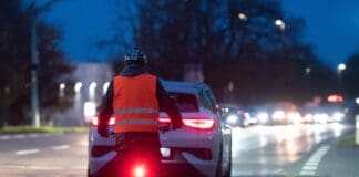 TÜV SÜD gibt Tipps für bessere Sichtbarkeit im Straßenverkehr TÜV SÜD gibt Tipps für bessere Sichtbarkeit im Straßenverkehr