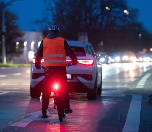 TÜV SÜD gibt Tipps für bessere Sichtbarkeit im Straßenverkehr TÜV SÜD gibt Tipps für bessere Sichtbarkeit im Straßenverkehr