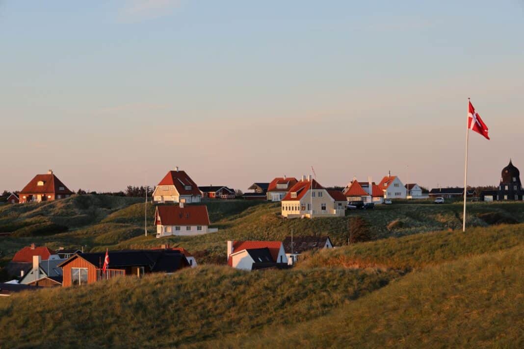 a-picturesque-scene-of-white-houses-on-the-hill-in-2025-10-17-07-11-19-utc Warum Dänemark der Geheimtipp für Norddeutsche ist