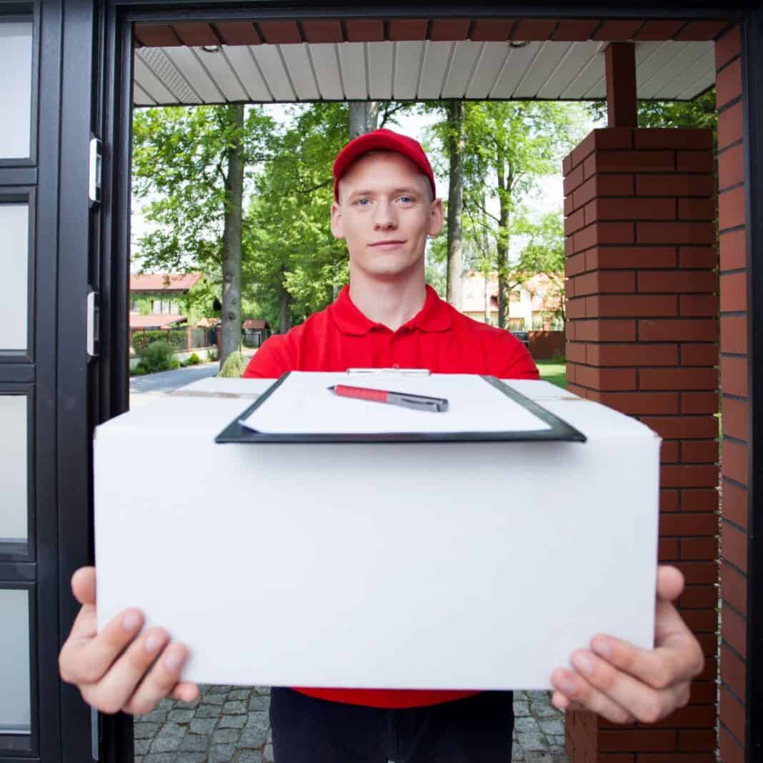 delivery-man-giving-a-parcel-to-a-client-2025-10-04-02-07-46-utc Irrläufer-Pakete: Nur bestellte Ware bezahlen