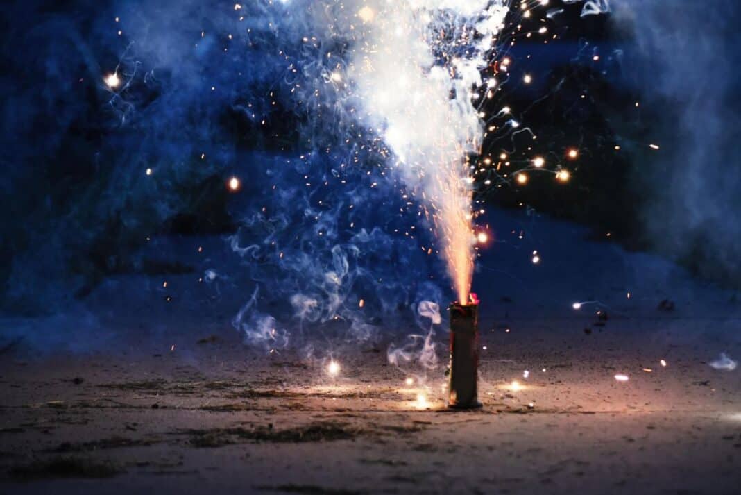 fireworks banner background, Brightly Colorful Fireworks. Celebr Verkauf und Abbrennen von Feuerwerkskörpern