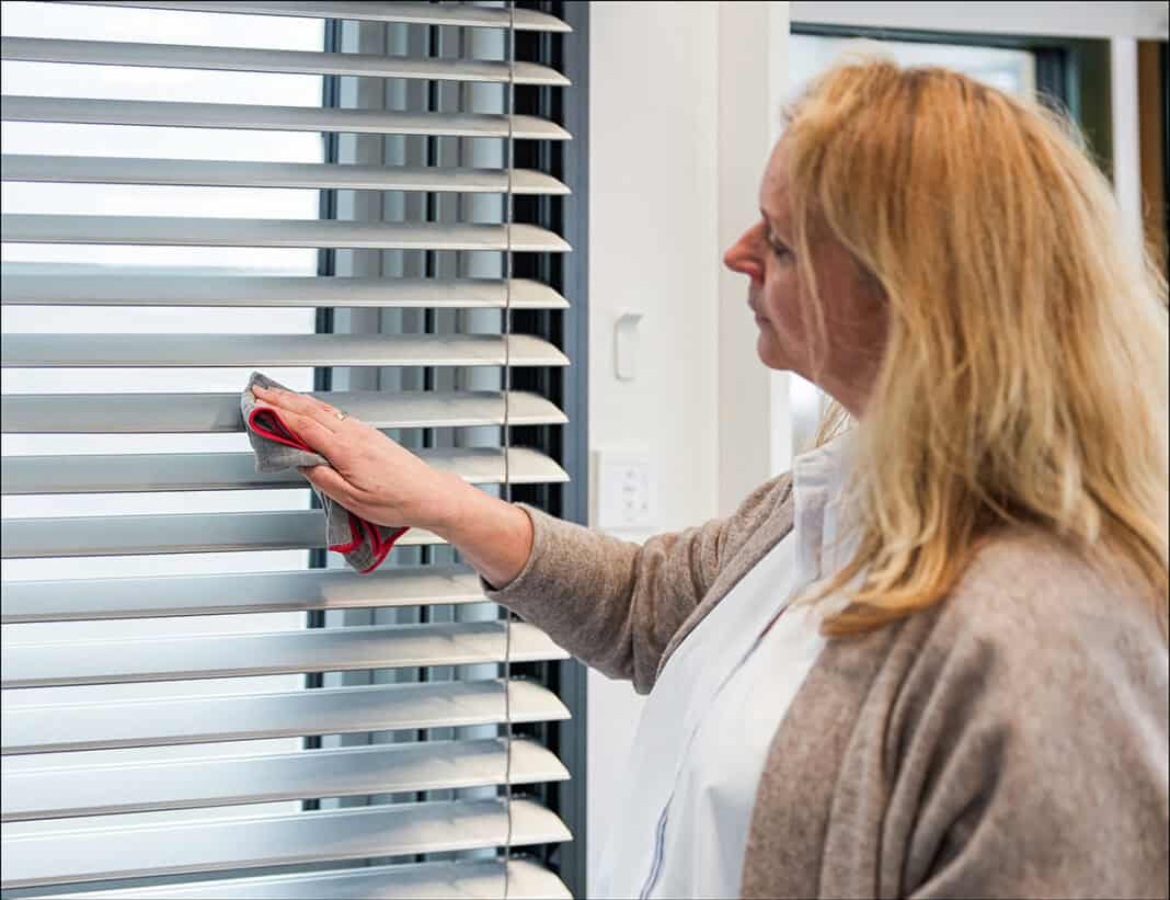 Frühjahrsputz für Balkon und Terrasse – So bleiben Rollläden, Markisen und Co. lange schön