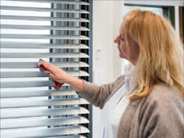 Frühjahrsputz für Balkon und Terrasse – So bleiben Rollläden, Markisen und Co. lange schön Frühjahrsputz für Balkon und Terrasse – So bleiben Rollläden, Markisen und Co. lange schön