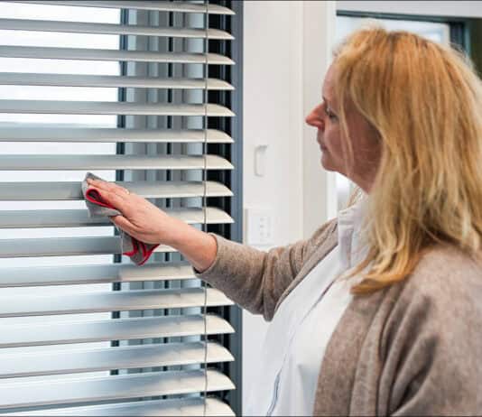 Frühjahrsputz für Balkon und Terrasse – So bleiben Rollläden, Markisen und Co. lange schön Frühjahrsputz für Balkon und Terrasse – So bleiben Rollläden, Markisen und Co. lange schön