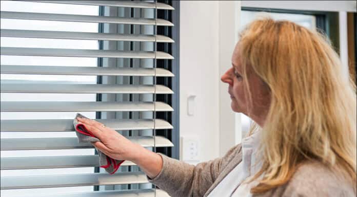 Frühjahrsputz für Balkon und Terrasse – So bleiben Rollläden, Markisen und Co. lange schön Frühjahrsputz für Balkon und Terrasse – So bleiben Rollläden, Markisen und Co. lange schön