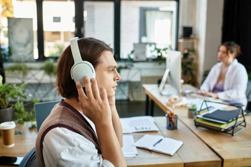 Dauerbeschallung im Büro: Kopfhörer mit Noice-Cancelling richtig nutzen