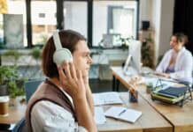 Dauerbeschallung im Büro: Kopfhörer mit Noise-Cancelling richtig nutzen Dauerbeschallung im Büro: Kopfhörer mit Noice-Cancelling richtig nutzen