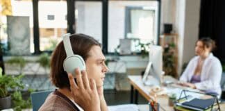 Dauerbeschallung im Büro: Kopfhörer mit Noise-Cancelling richtig nutzen Dauerbeschallung im Büro: Kopfhörer mit Noice-Cancelling richtig nutzen