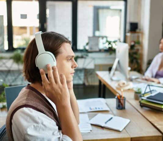 Dauerbeschallung im Büro: Kopfhörer mit Noice-Cancelling richtig nutzen Dauerbeschallung im Büro: Kopfhörer mit Noice-Cancelling richtig nutzen