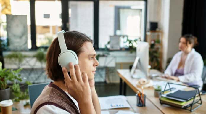Dauerbeschallung im Büro: Kopfhörer mit Noice-Cancelling richtig nutzen Dauerbeschallung im Büro: Kopfhörer mit Noice-Cancelling richtig nutzen