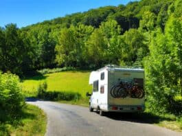 Wohnmobil aus dem Winterschlaf holen: Sicher in die Camping-Saison starten Wohnmobil aus dem Winterschlaf holen: Sicher in die Camping-Saison starten