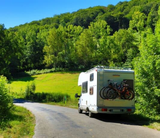 Wohnmobil aus dem Winterschlaf holen: Sicher in die Camping-Saison starten Wohnmobil aus dem Winterschlaf holen: Sicher in die Camping-Saison starten