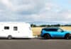 Mit dem E-Auto in den Campingurlaub: So gelingt das Ziehen des Wohnwagens Mit dem E-Auto in den Campingurlaub: So gelingt das Ziehen des Wohnwagens