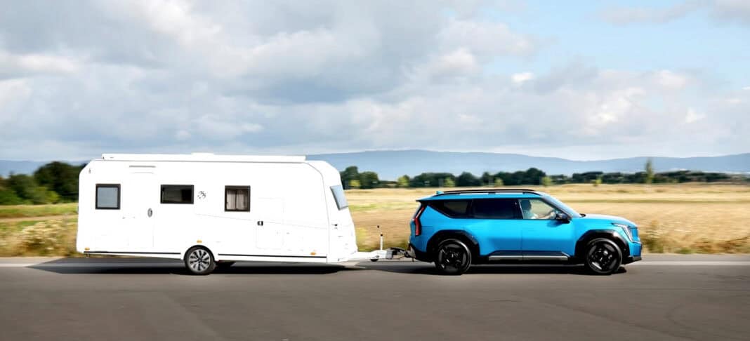 Mit dem E-Auto in den Campingurlaub: So gelingt das Ziehen des Wohnwagens