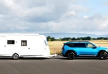 Mit dem E-Auto in den Campingurlaub: So gelingt das Ziehen des Wohnwagens Mit dem E-Auto in den Campingurlaub: So gelingt das Ziehen des Wohnwagens