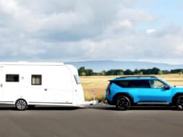 Mit dem E-Auto in den Campingurlaub: So gelingt das Ziehen des Wohnwagens Mit dem E-Auto in den Campingurlaub: So gelingt das Ziehen des Wohnwagens