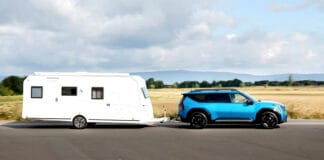 Mit dem E-Auto in den Campingurlaub: So gelingt das Ziehen des Wohnwagens Mit dem E-Auto in den Campingurlaub: So gelingt das Ziehen des Wohnwagens