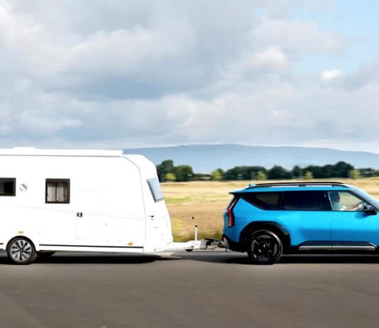 Mit dem E-Auto in den Campingurlaub: So gelingt das Ziehen des Wohnwagens Mit dem E-Auto in den Campingurlaub: So gelingt das Ziehen des Wohnwagens