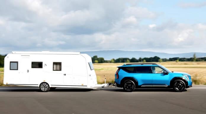 Mit dem E-Auto in den Campingurlaub: So gelingt das Ziehen des Wohnwagens Mit dem E-Auto in den Campingurlaub: So gelingt das Ziehen des Wohnwagens