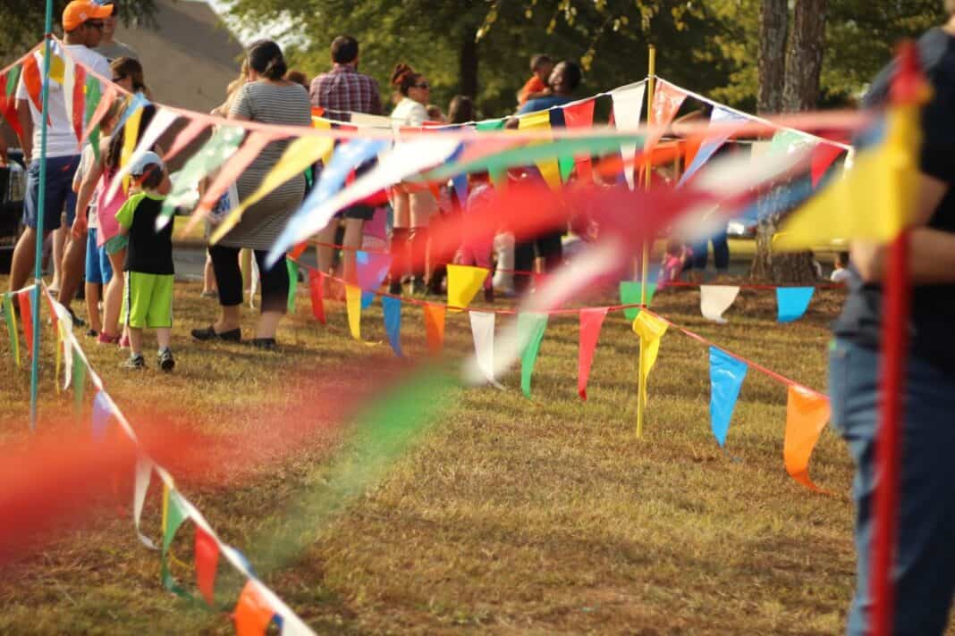 people-gather-in-a-park-for-a-festival-2026-03-17-21-31-31-utc Das Fest der Generationen