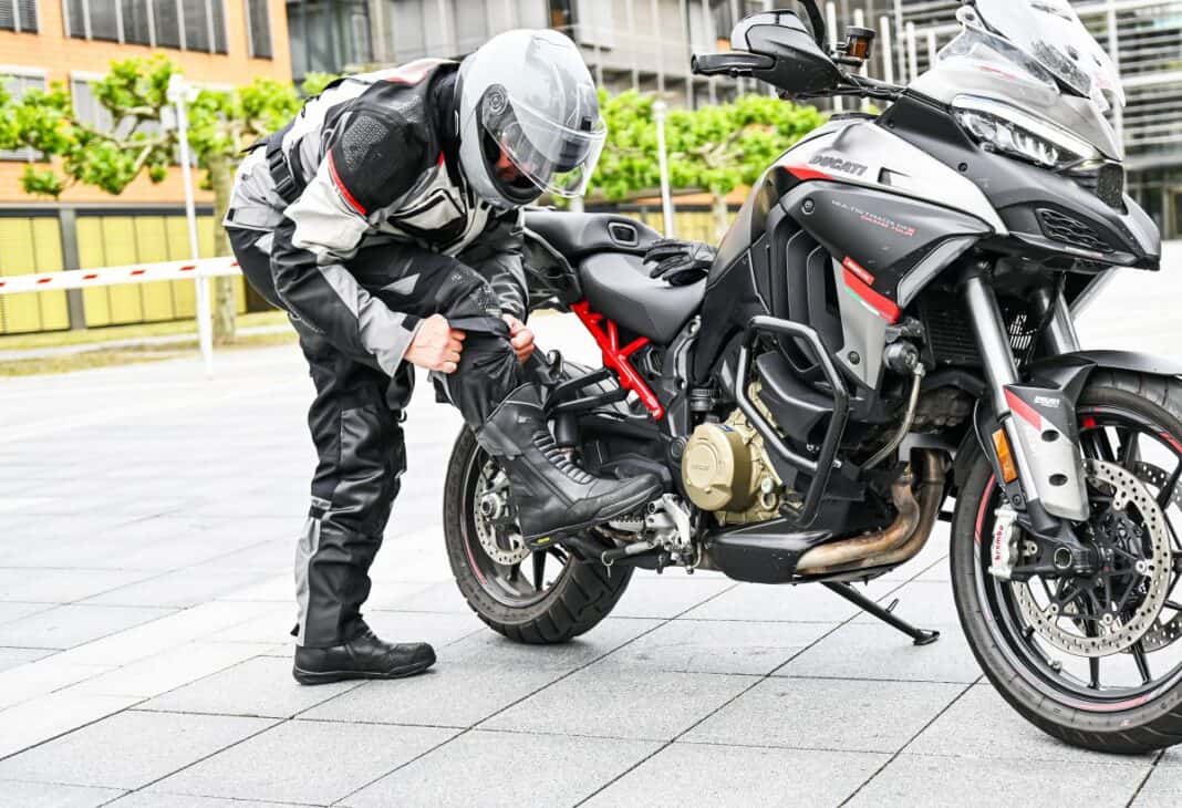 Von Helm bis Stiefel In der Motorradsaison auch an Schutzkleidung denken