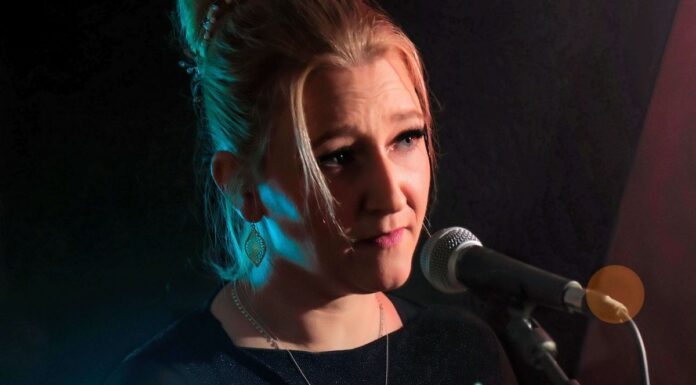 Ashley sings ADELE – In großer Band-Besetzung Ashley sings ADELE – In großer Band-Besetzung